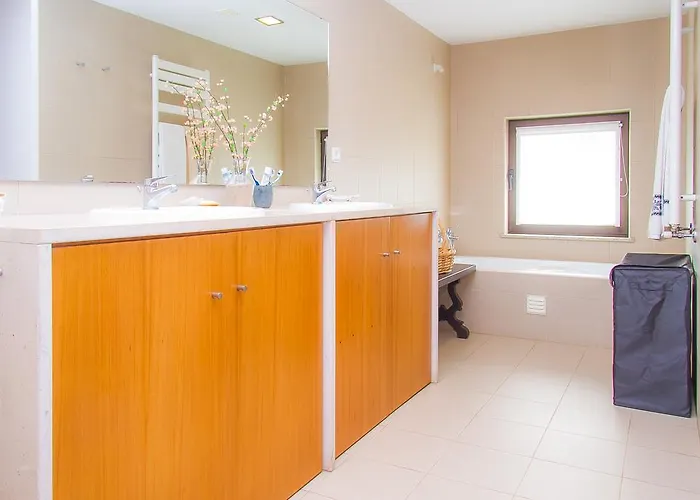 Liiiving In | Oak Tree Chill House